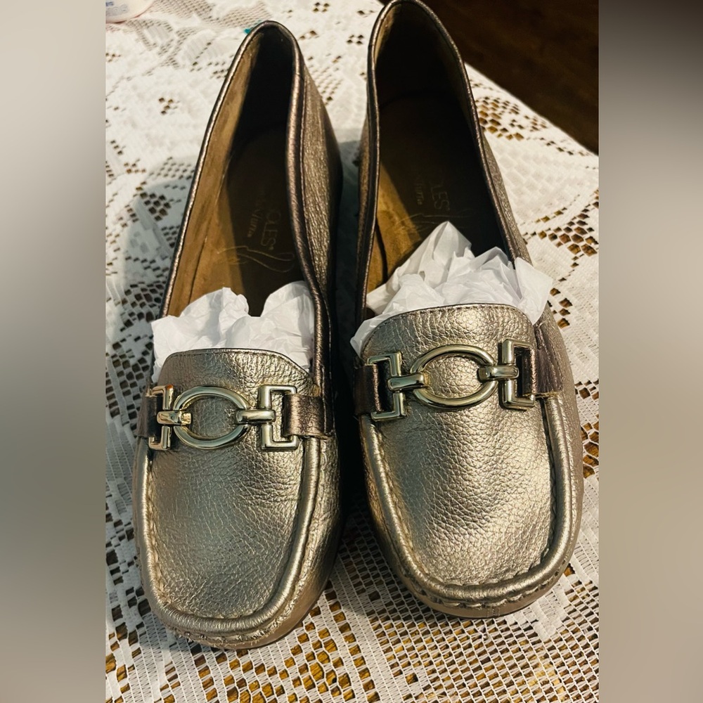 AEROSOLES  casual women’s gold Loafers size 8.5 - Picture 3 of 16